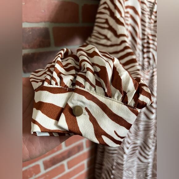 Missguided | NWT Zebra Long Sleeve V-Neck Maxi Dress - Picture 3 of 9